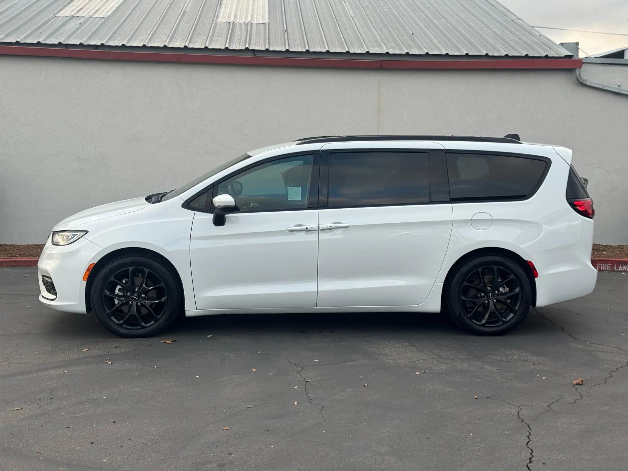 Used 2023 Chrysler Pacifica Touring-L w/ S Appearance Package FWD image 3