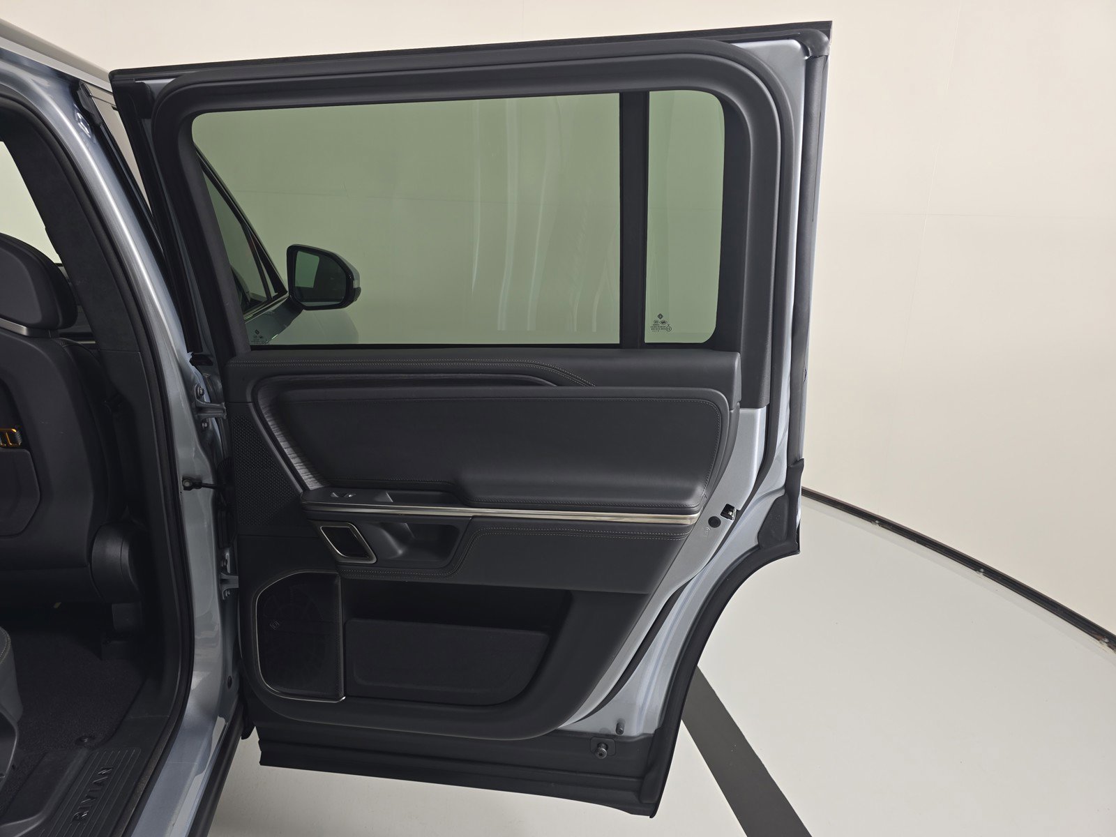 Used 2023 Rivian R1S Adventure AWD/4WD image 19