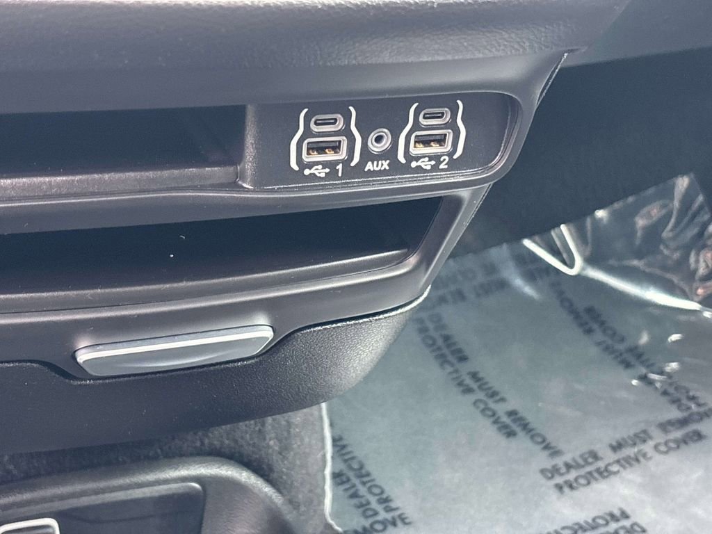 Used 2025 Chrysler Pacifica Select image 29