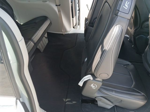 Used 2024 Chrysler Pacifica Touring-L image 13