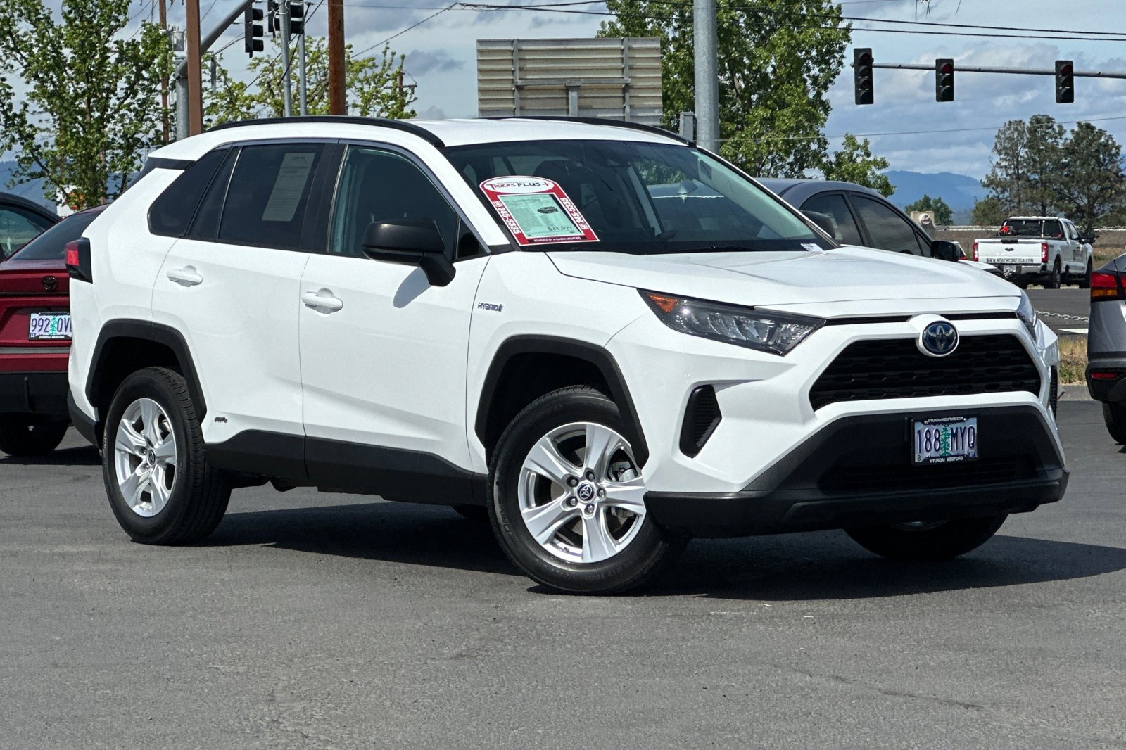 Used 2021 Toyota RAV4 LE AWD/4WD image 2