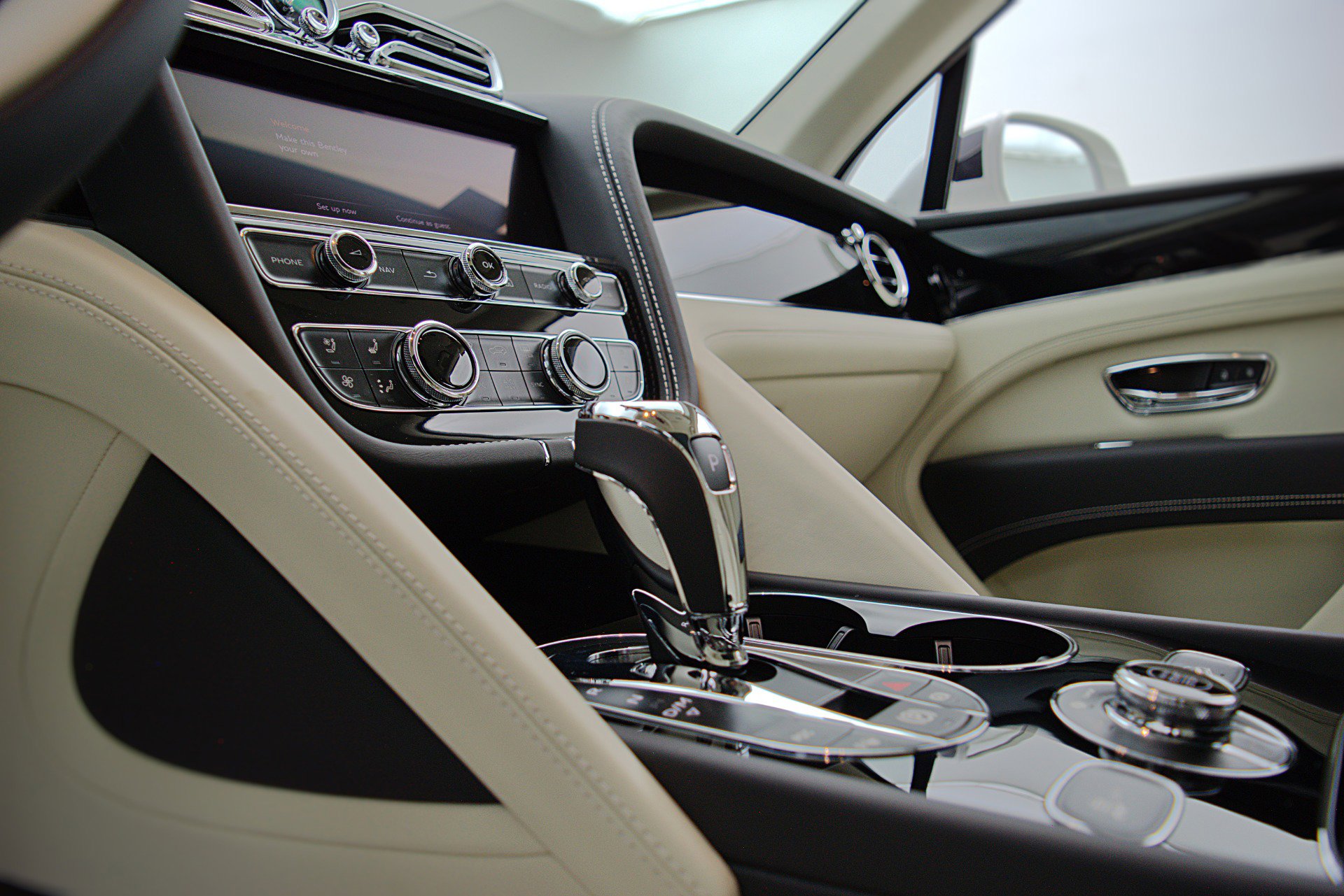 Used 2023 Bentley Bentayga Extended Wheelbase image 40