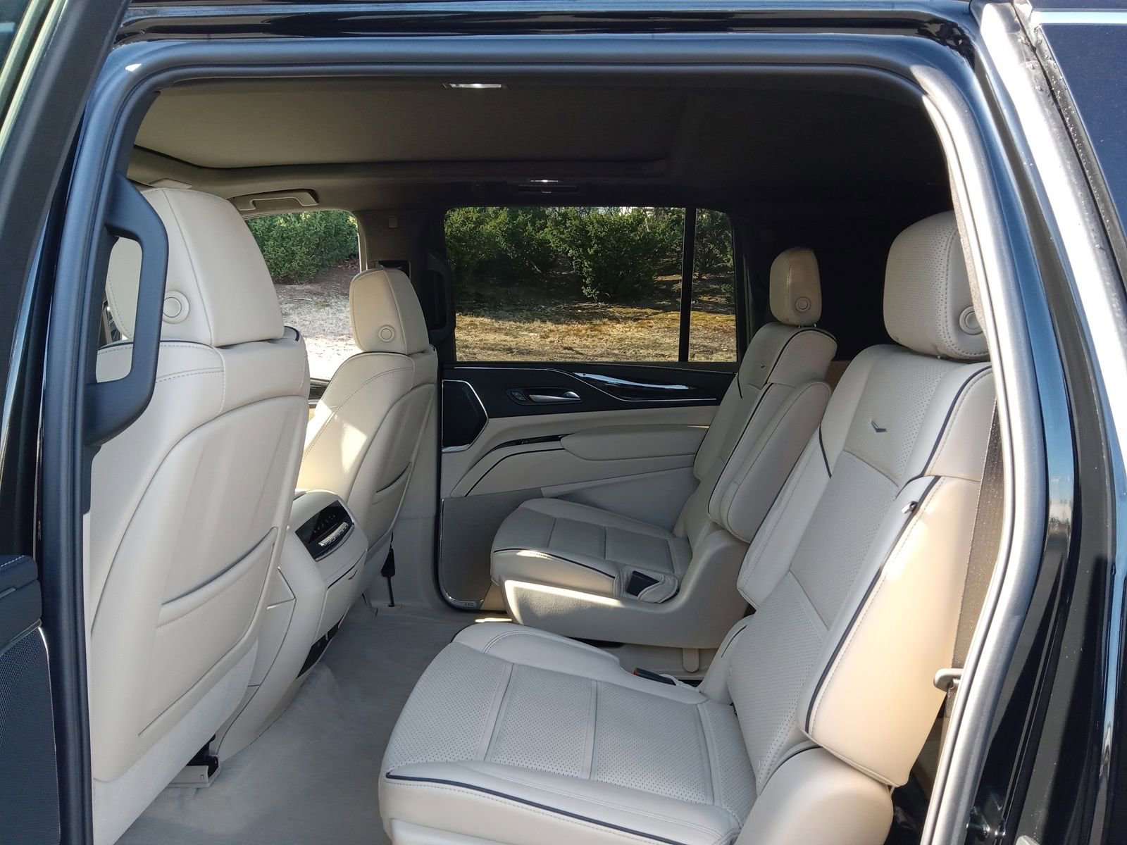Used 2024 Cadillac Escalade ESV Premium Luxury AWD/4WD image 23
