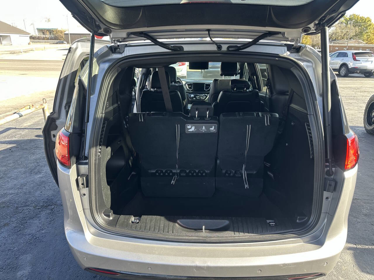 Used 2019 Chrysler Pacifica Touring-L w/ Premium Audio Group image 16