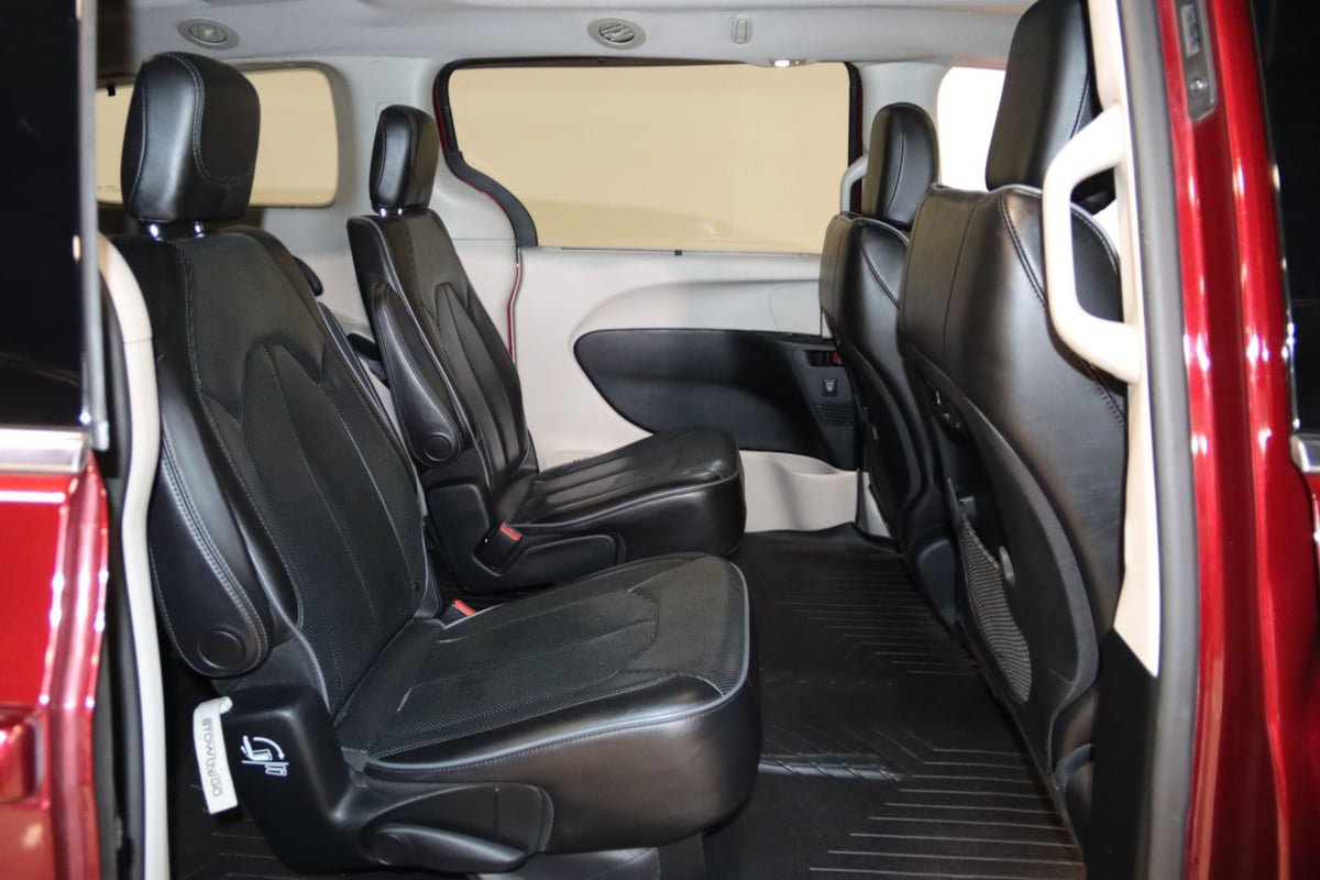 Used 2018 Chrysler Pacifica Limited FWD image 59