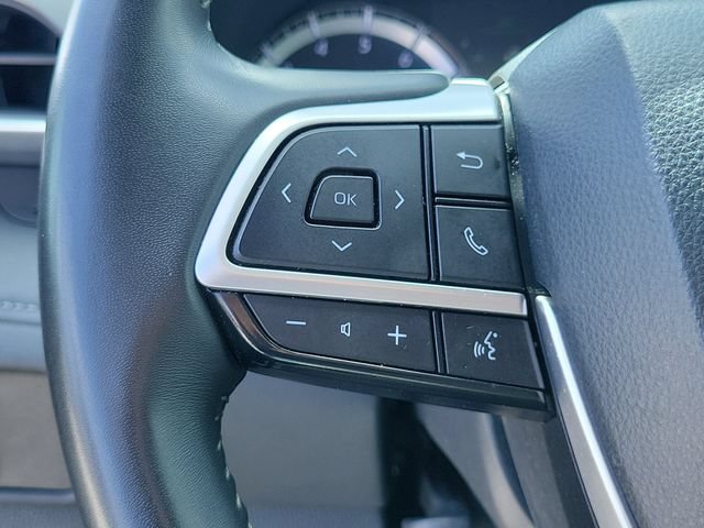 Used 2024 Toyota Highlander LE FWD image 19