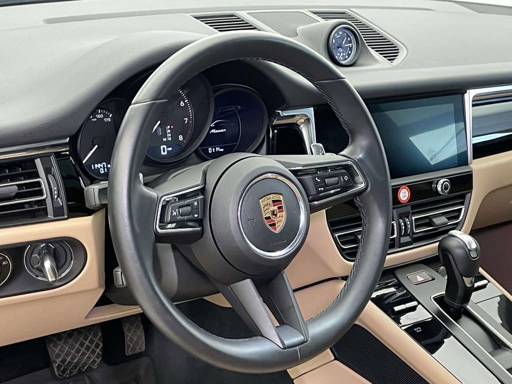 Certified 2025 Porsche Macan image 4