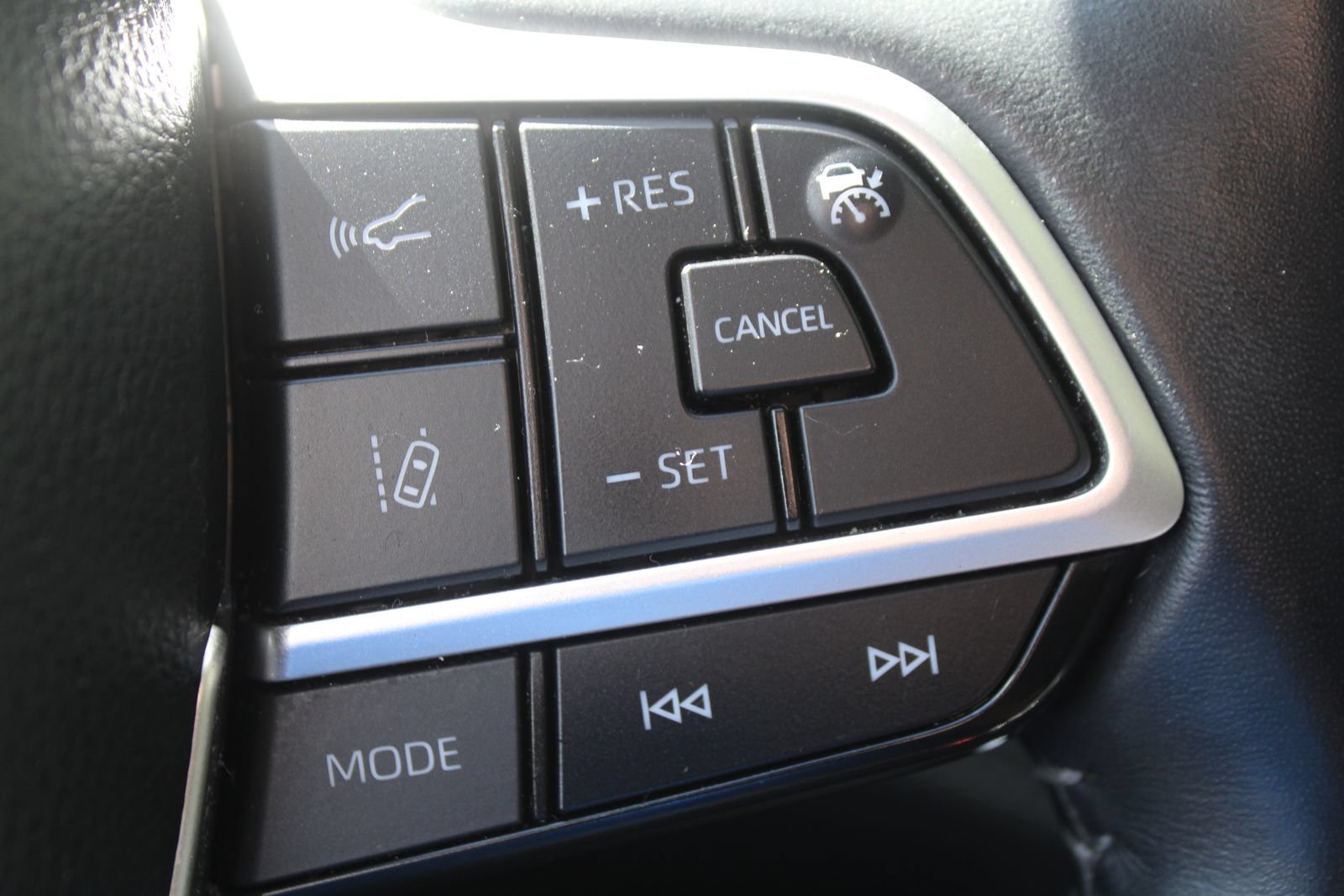 Used 2024 Toyota Highlander LE FWD image 35