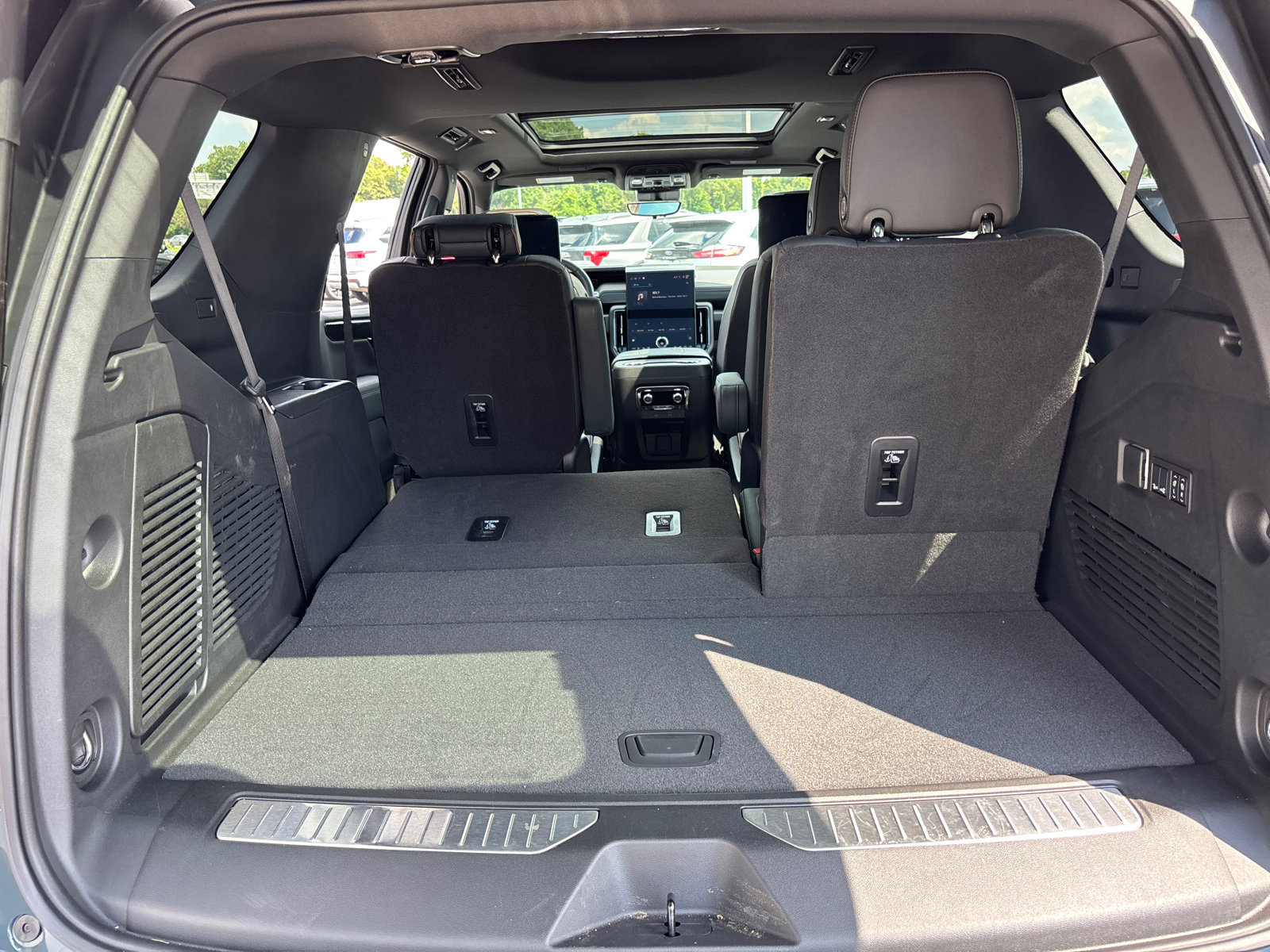 Used 2025 GMC Yukon AT4 w/ AT4 Premium Plus Package AWD/4WD image 9