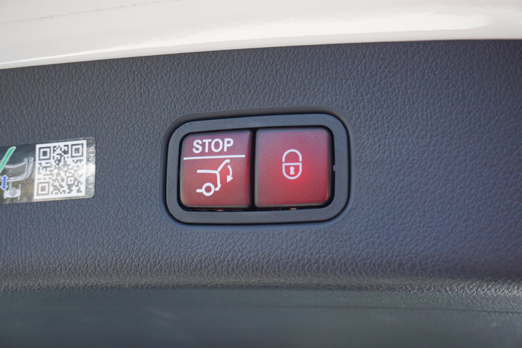 Used 2025 Mercedes-Benz GLC 300 4MATIC image 34