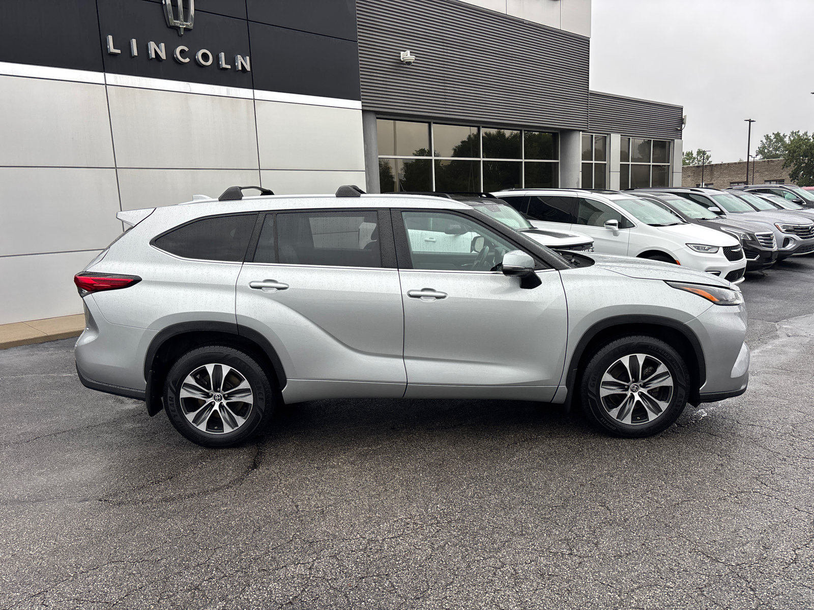 Used 2023 Toyota Highlander XLE AWD/4WD image 8