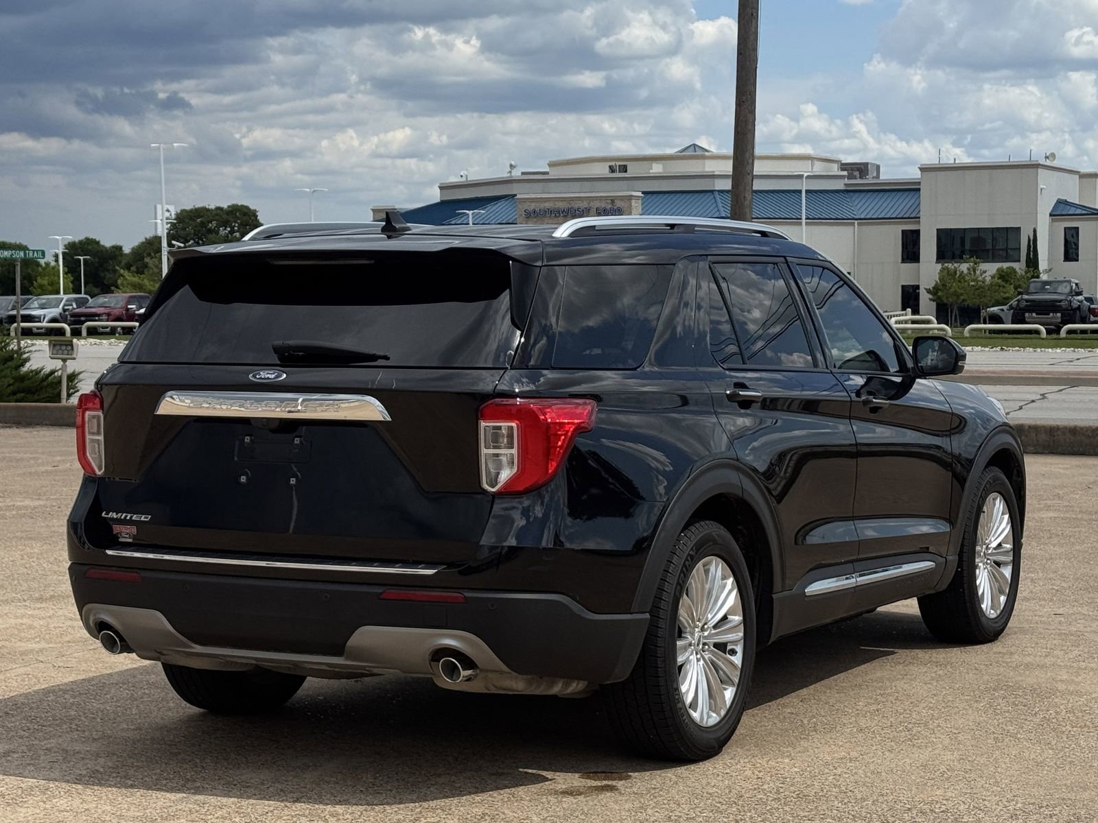 Used 2023 Ford Explorer Limited w/ Limited Technology Package RWD image 4