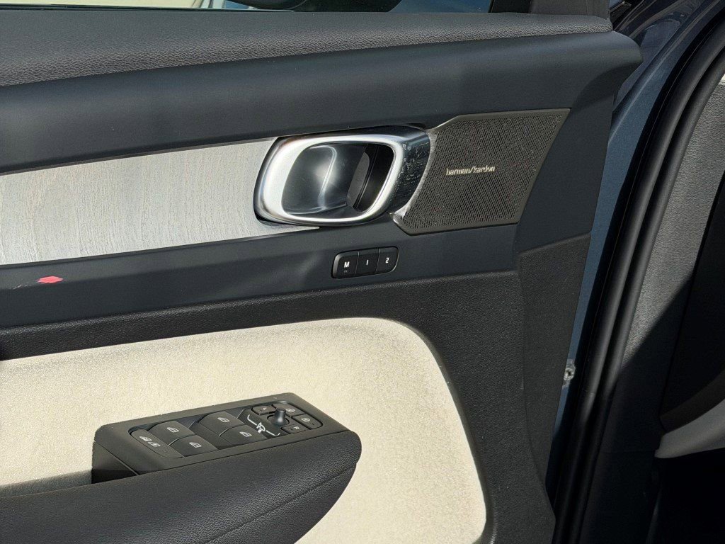 New 2026 Volvo XC40 B5 Ultra w/ Protection Package Premier image 17