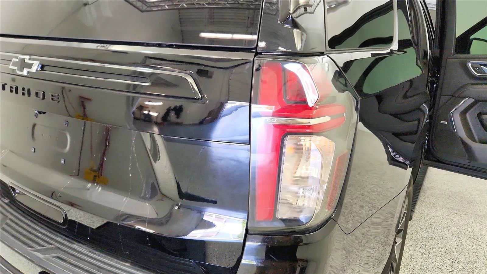 Used 2023 Chevrolet Tahoe Z71 w/ Luxury Package AWD/4WD image 15