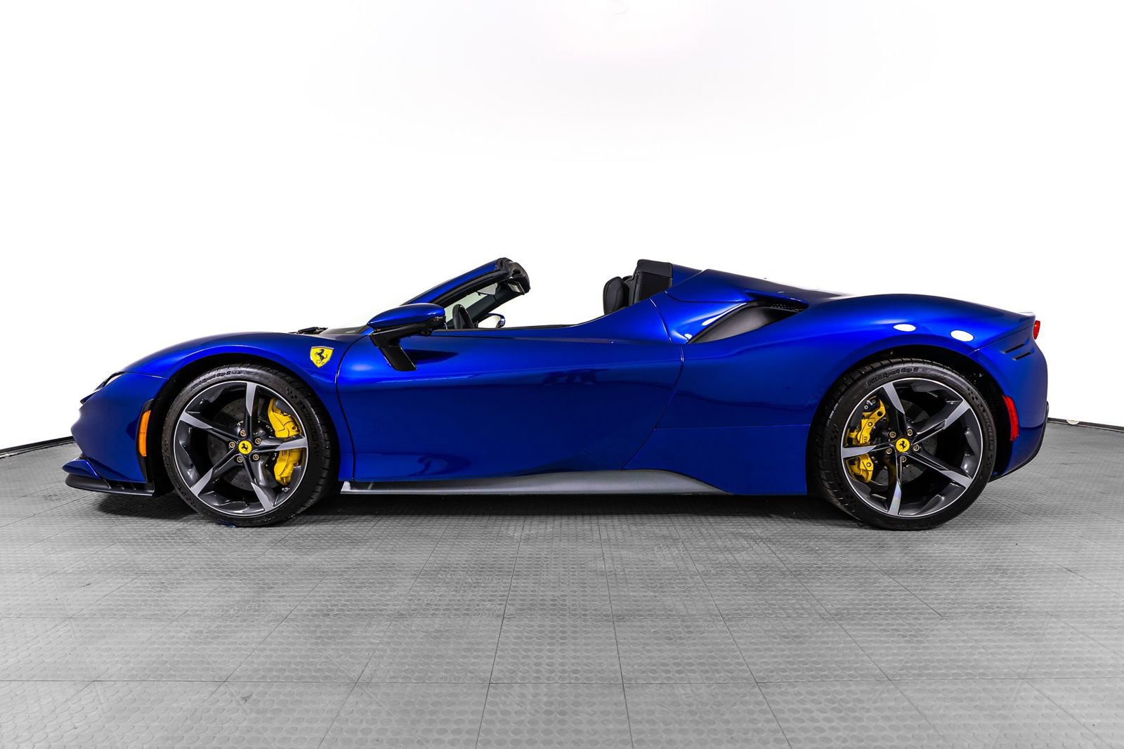 Certified 2025 Ferrari SF90 Spider AWD/4WD image 2
