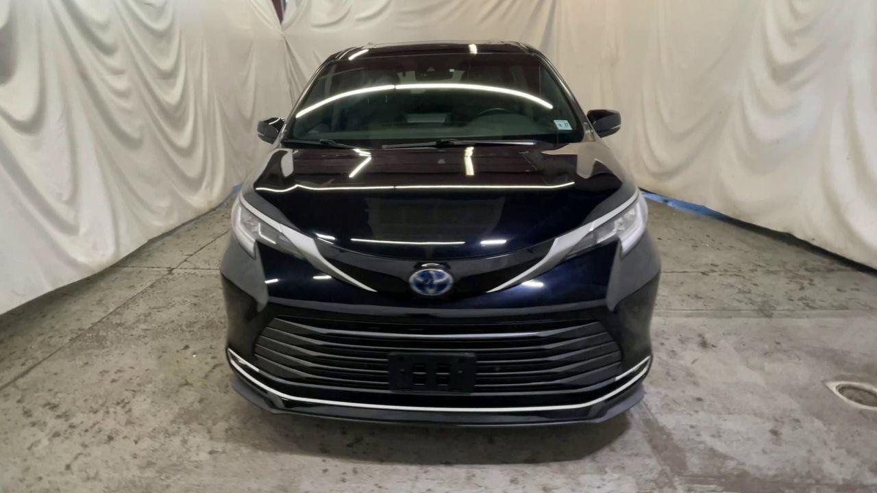 Used 2022 Toyota Sienna Limited image 3