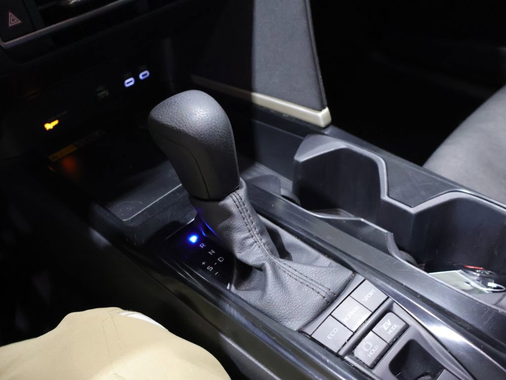 Used 2025 Toyota Camry LE image 28