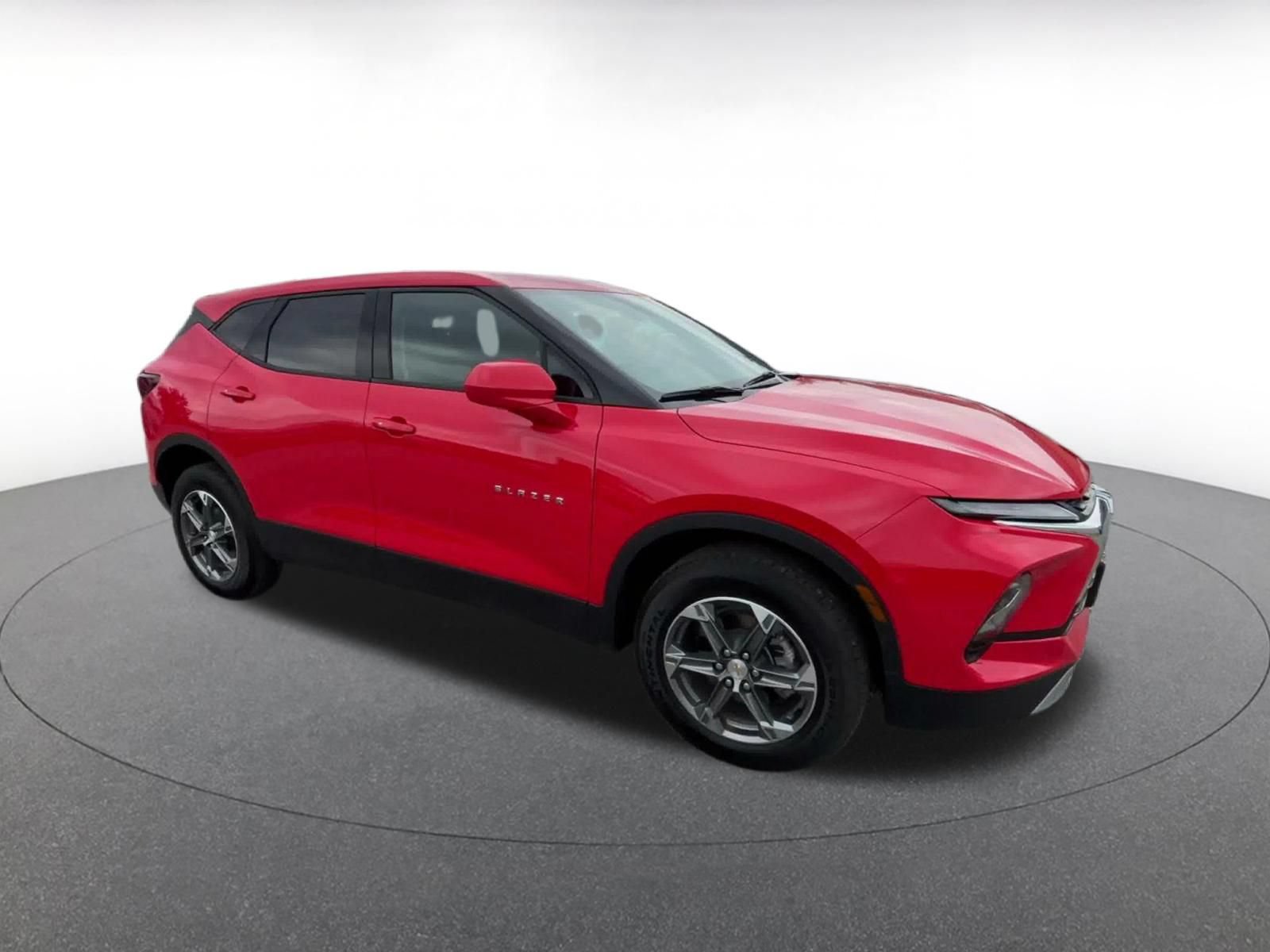 Used 2025 Chevrolet Blazer LT FWD image 2