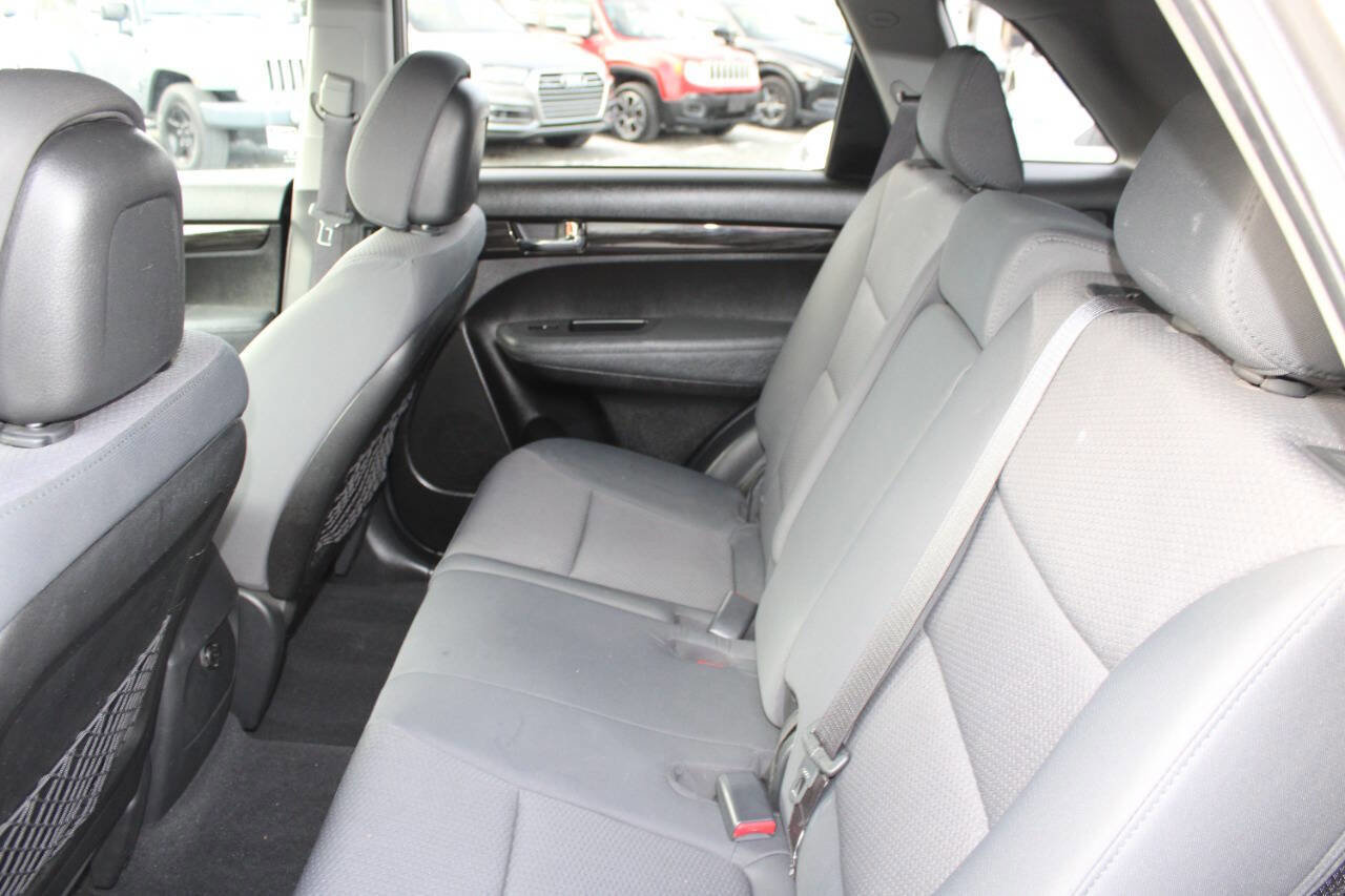 Used 2013 Kia Sorento LX image 18