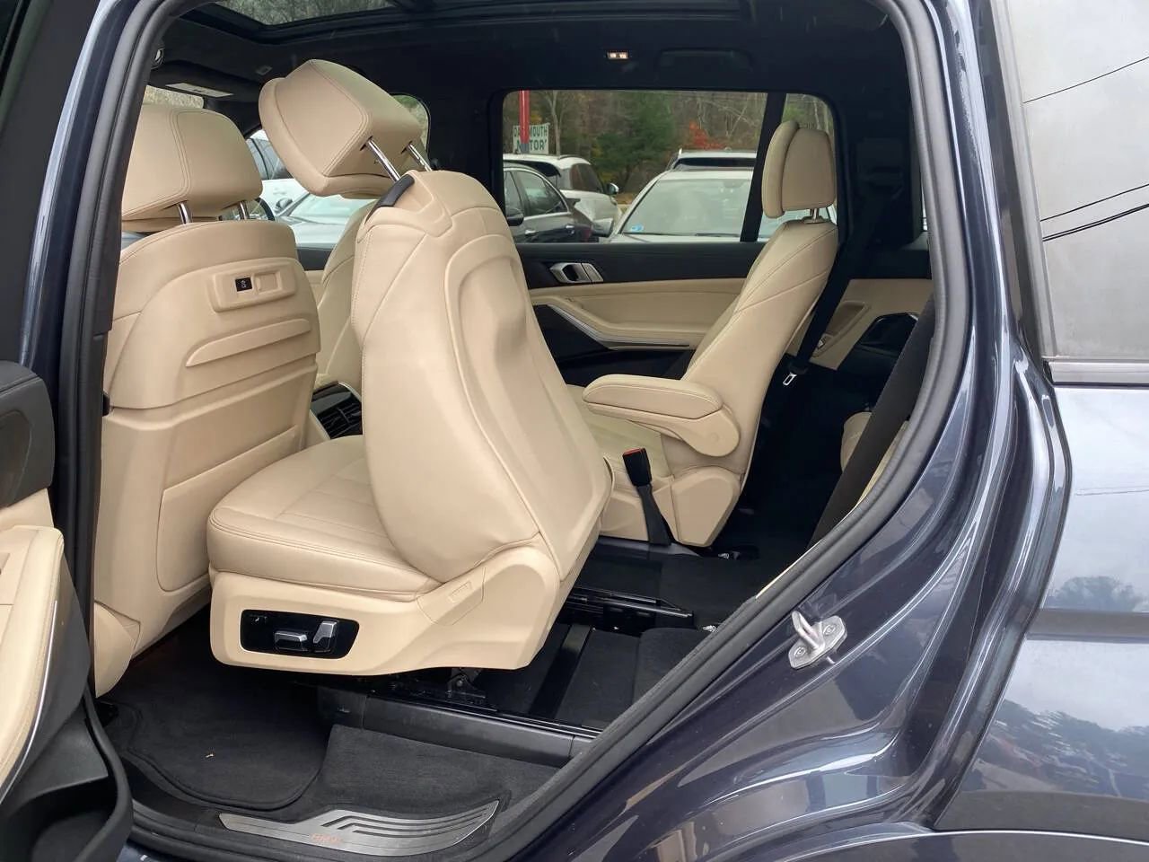 Used 2022 BMW X7 xDrive40i w/ Luxury Seating Package image 11