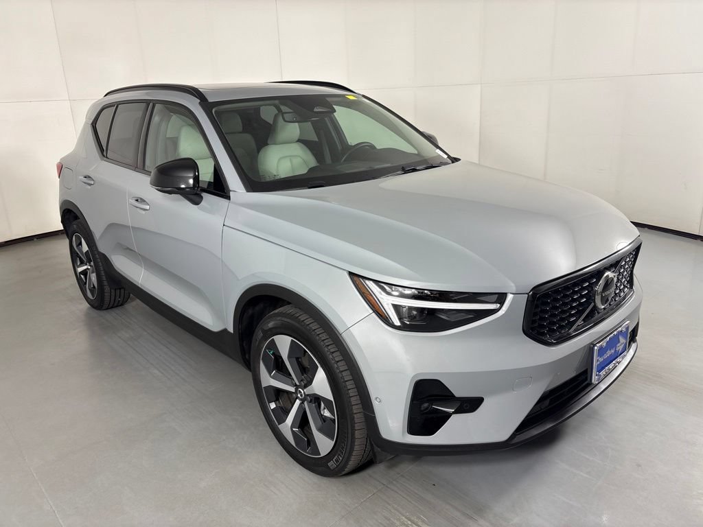 Used 2026 Volvo XC40 B5 Plus AWD/4WD image 2