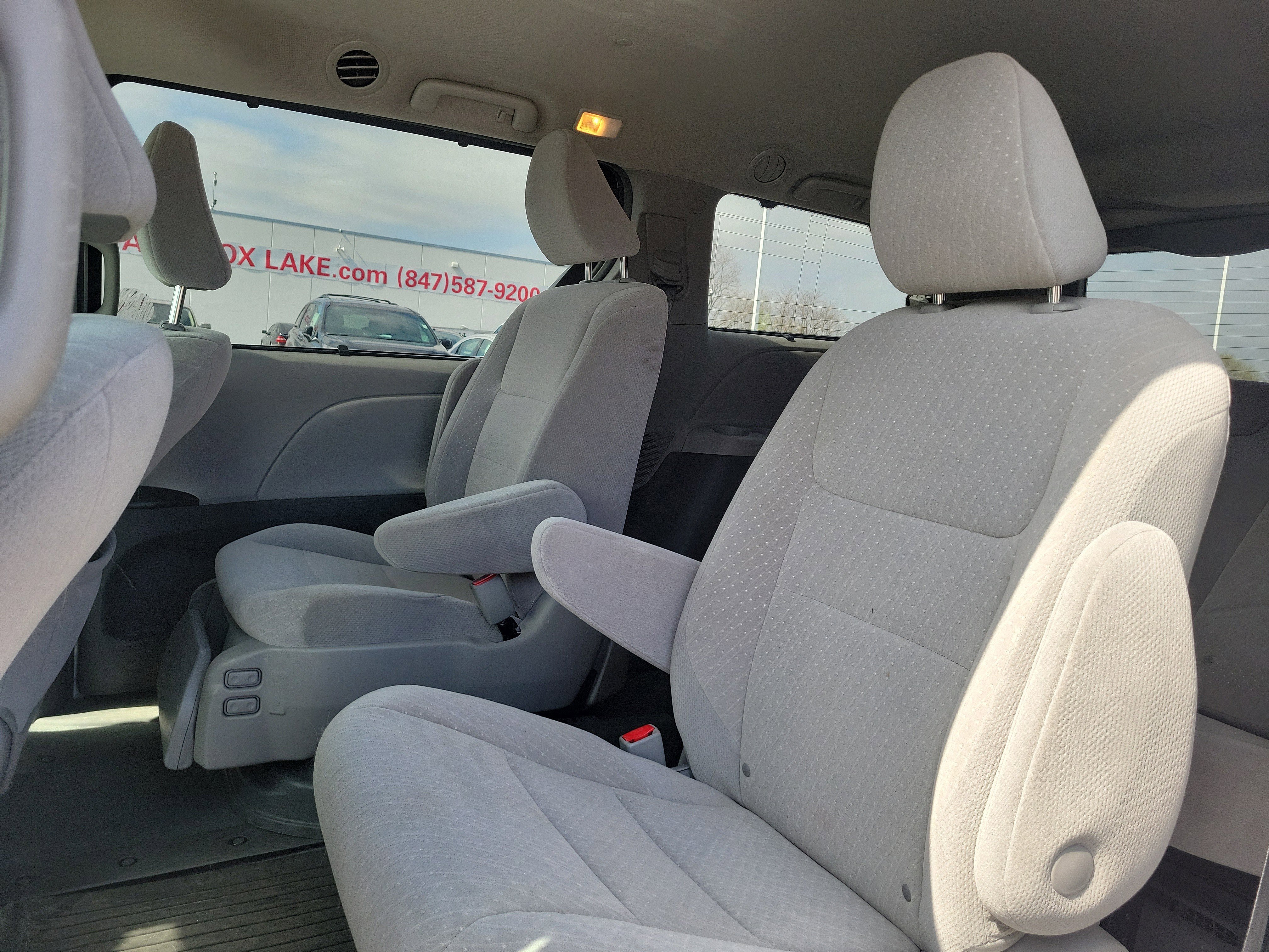 Used 2019 Toyota Sienna LE w/ Carpet Mat Package image 9