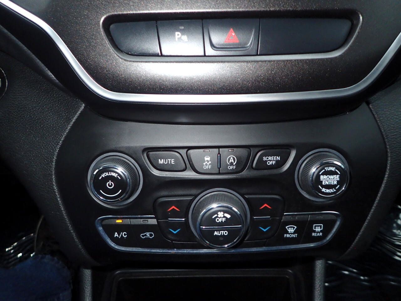 Used 2019 Jeep Cherokee Trailhawk image 18