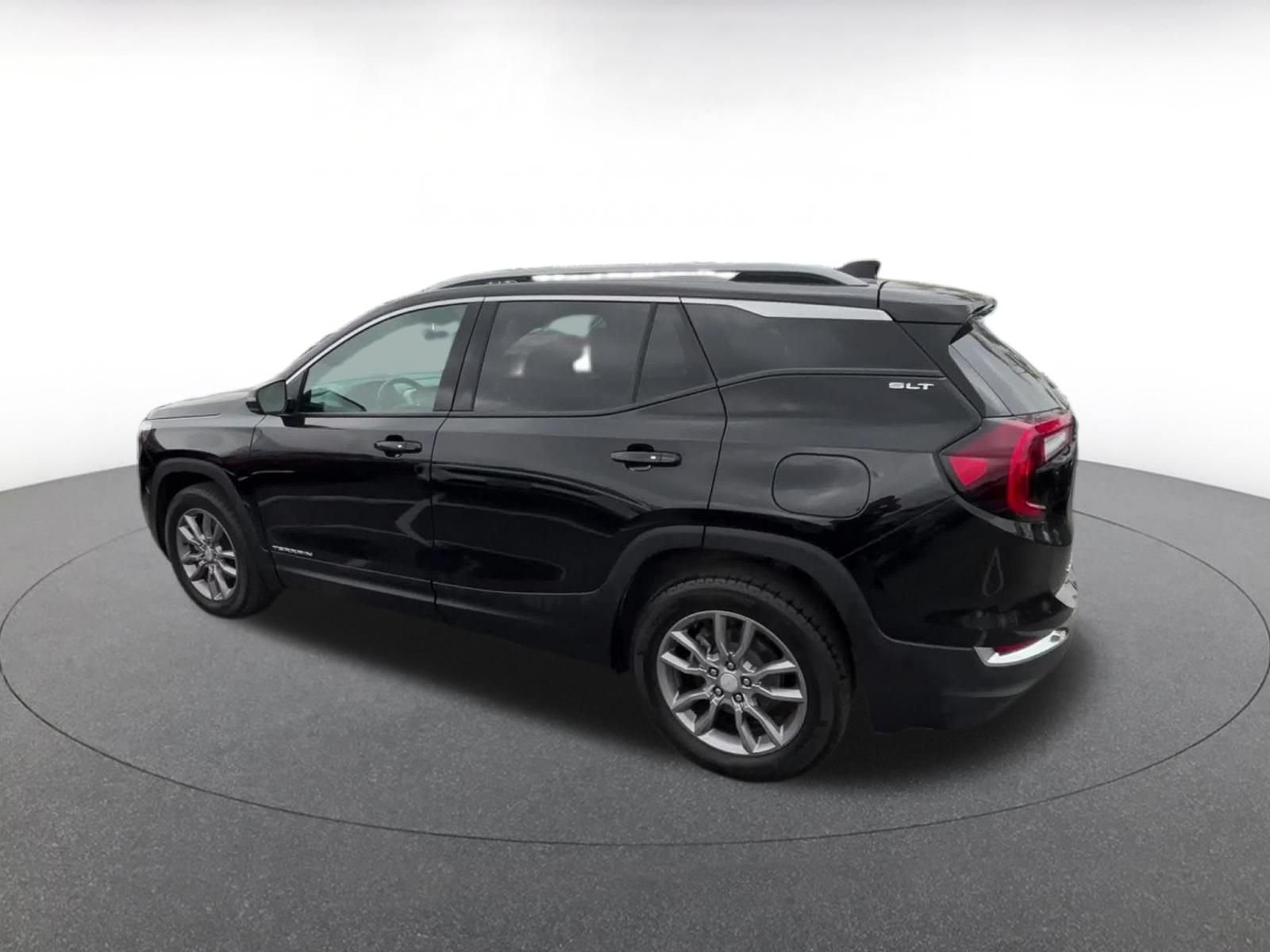 Used 2024 GMC Terrain SLT AWD/4WD image 10
