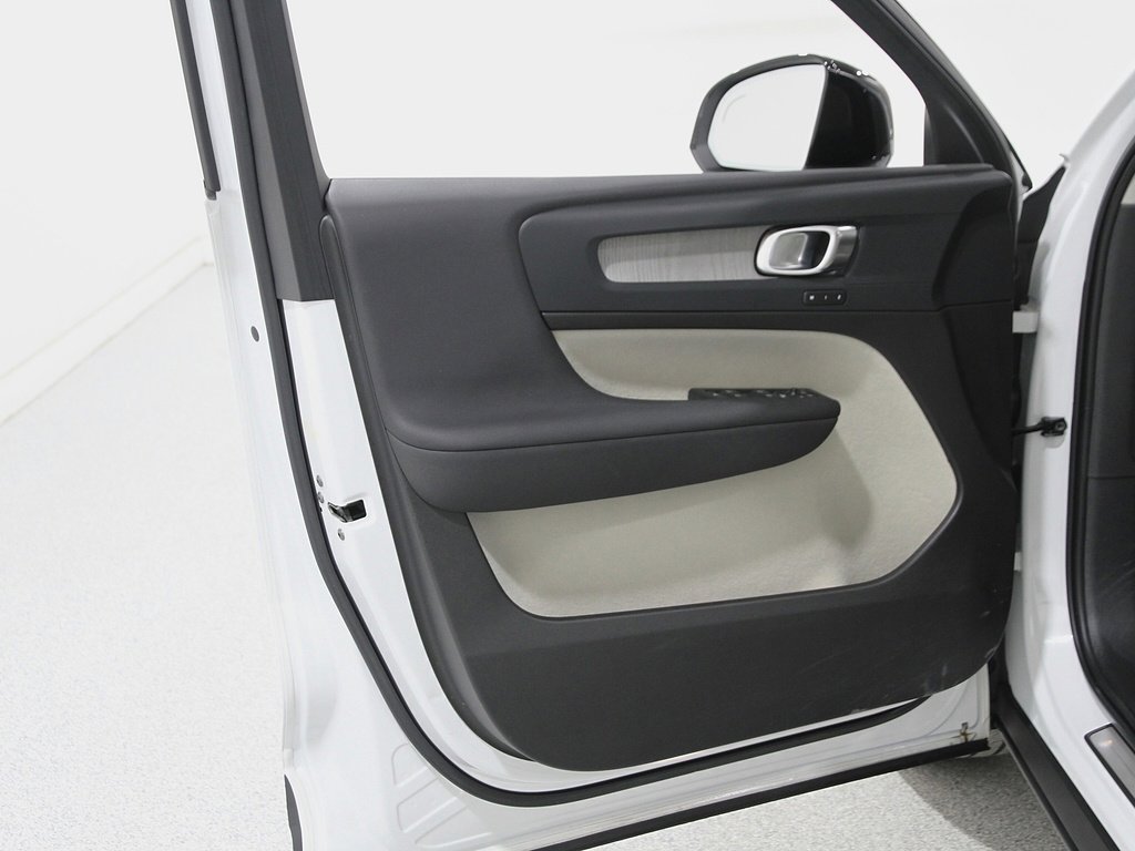 Used 2023 Volvo XC40 B5 Plus w/ Driver Assist Package image 4