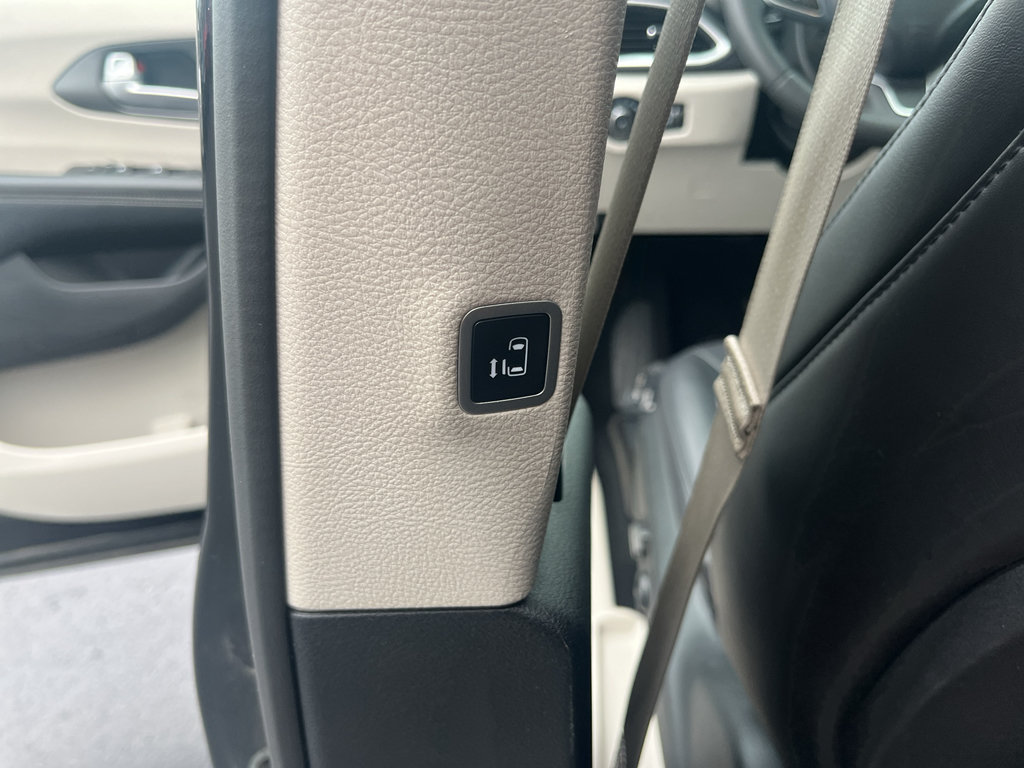 Used 2024 Chrysler Pacifica Touring-L FWD image 34