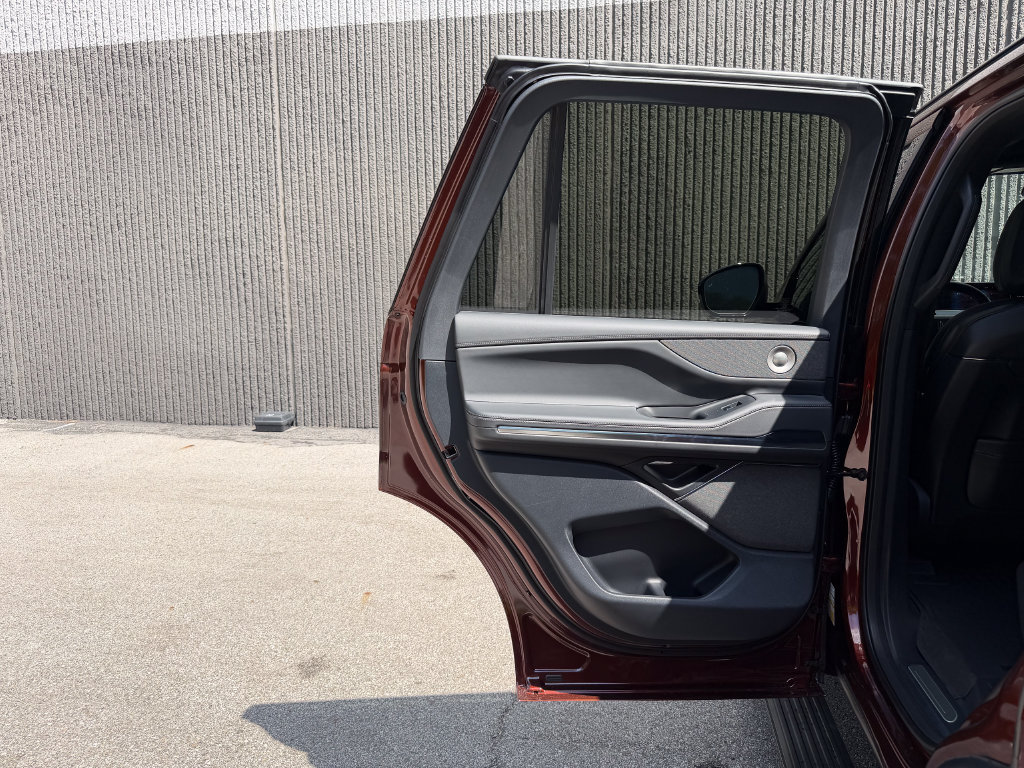 New 2027 Lincoln Navigator Reserve w/ Jet Appearance Package AWD/4WD image 25
