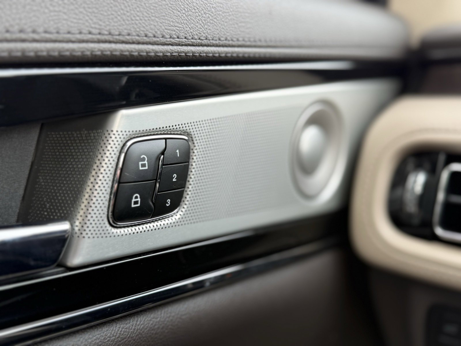 Used 2023 Lincoln Nautilus Reserve w/ Equipment Group 202A image 18