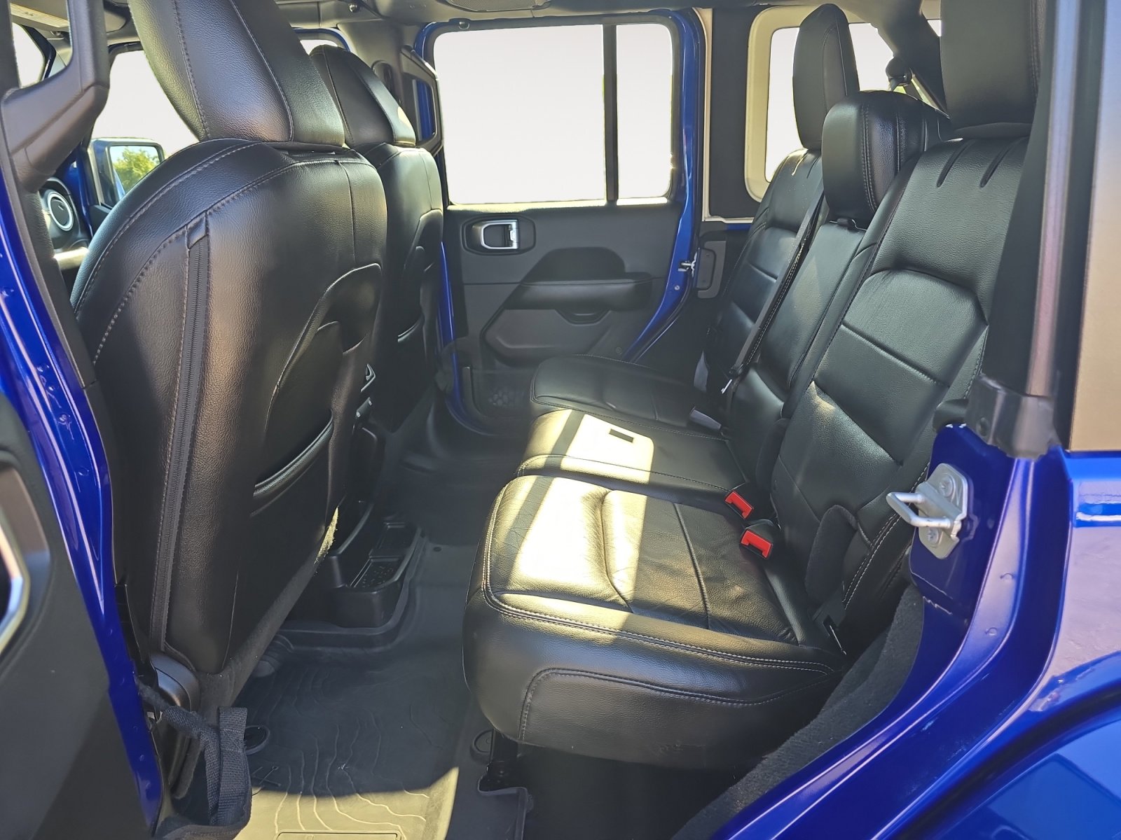 Used 2018 Jeep Wrangler Unlimited Sahara AWD/4WD image 23