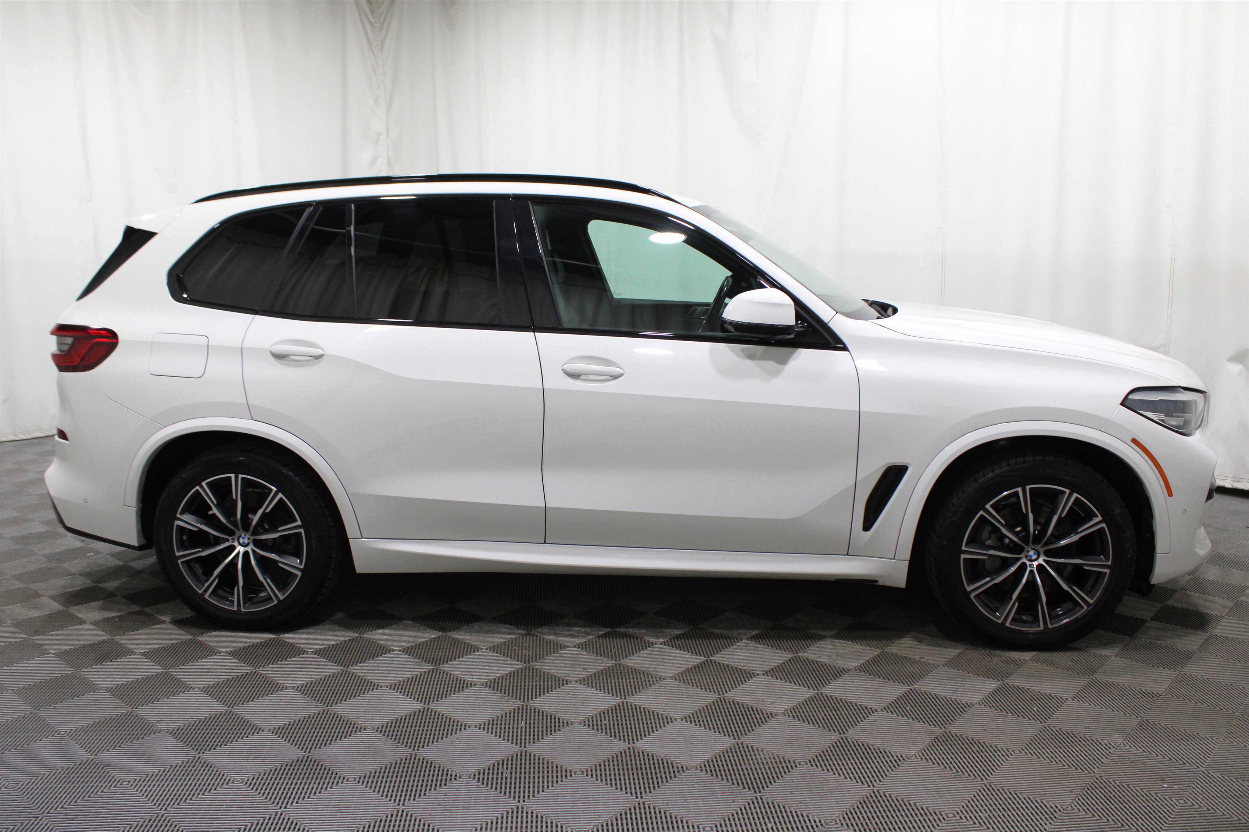 Used 2019 BMW X5 xDrive40i w/ M Sport Package image 29