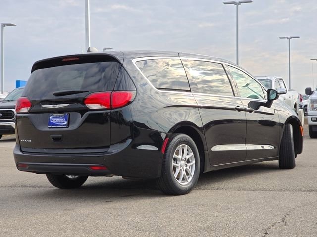 Used 2025 Chrysler Voyager LX image 24