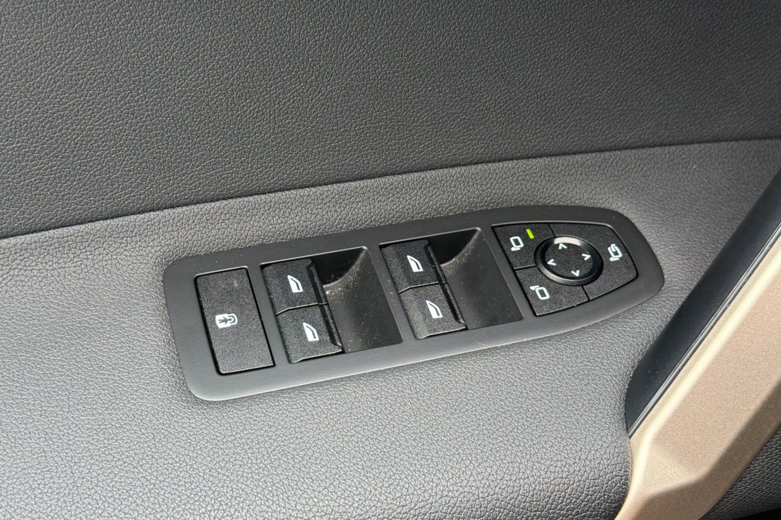 Used 2024 BMW iX xDrive50 w/ Sport Package AWD/4WD image 13