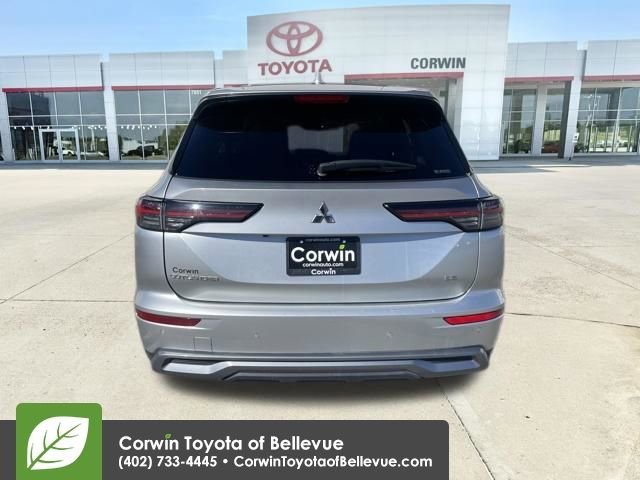 Used 2025 Mitsubishi Outlander SE image 4