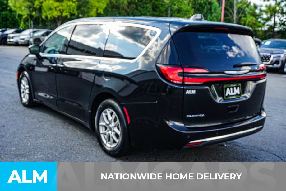 Used 2023 Chrysler Pacifica Touring-L FWD image 4