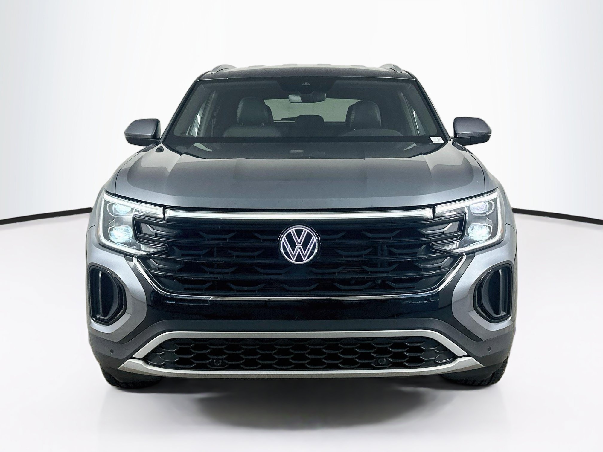 Used 2025 Volkswagen Atlas Cross Sport SE FWD image 2