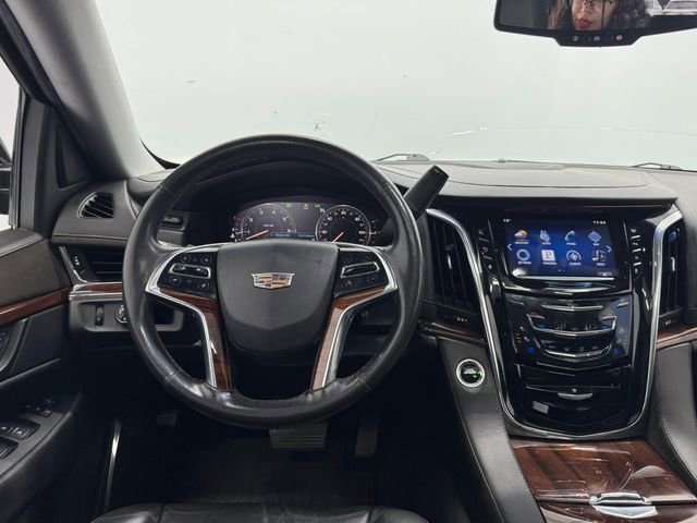 Used 2015 Cadillac Escalade Luxury RWD image 3