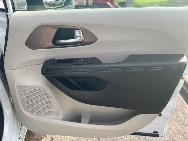 Used 2023 Chrysler Voyager LX image 38