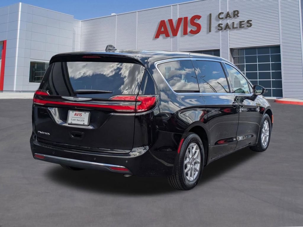 Used 2024 Chrysler Pacifica Touring-L image 6
