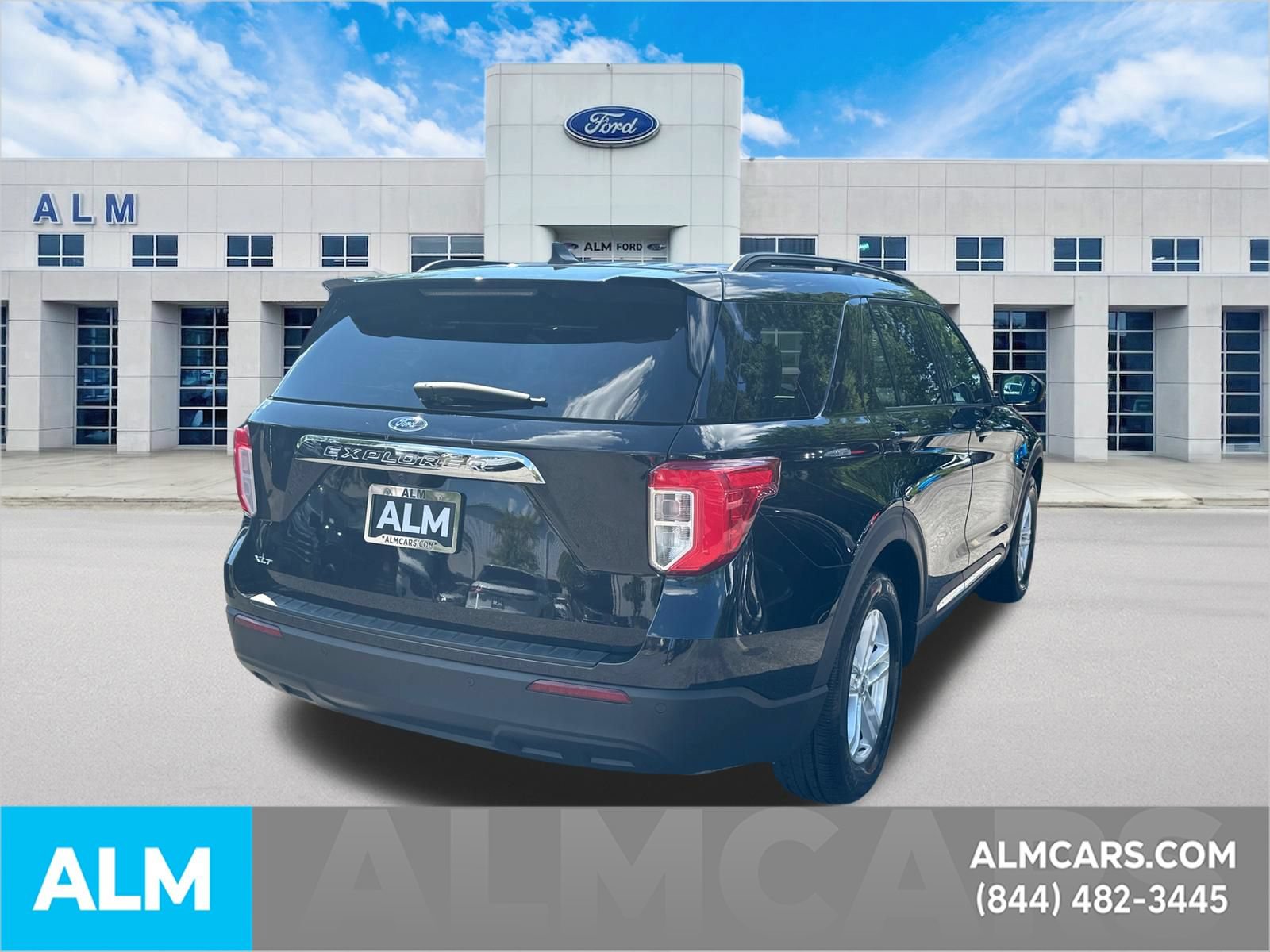 Used 2024 Ford Explorer XLT RWD image 5
