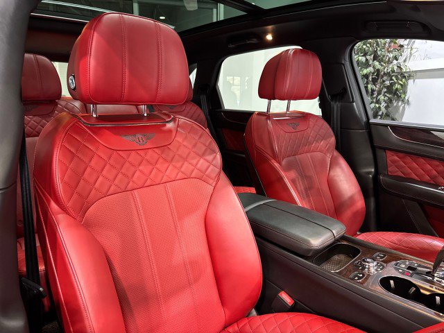 Used 2017 Bentley Bentayga image 63