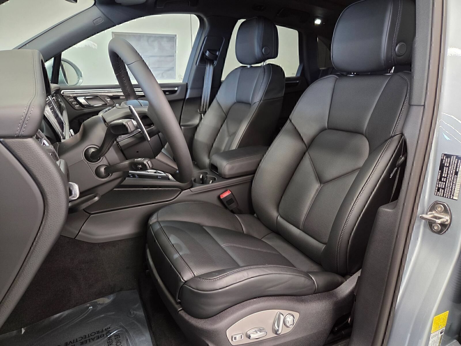 Certified 2026 Porsche Macan AWD/4WD image 5