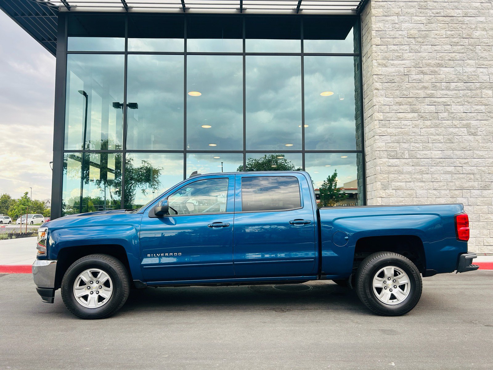 Used 2018 Chevrolet Silverado 1500 LT w/ All Star Edition RWD image 2
