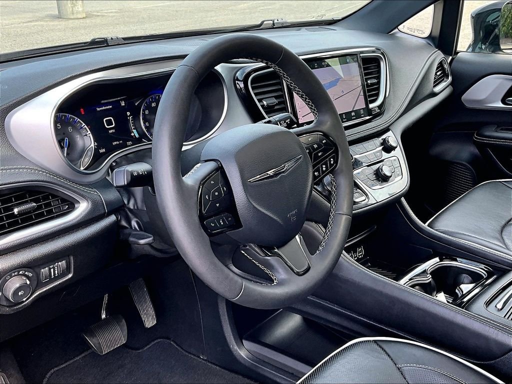 Used 2025 Chrysler Pacifica Limited FWD image 8