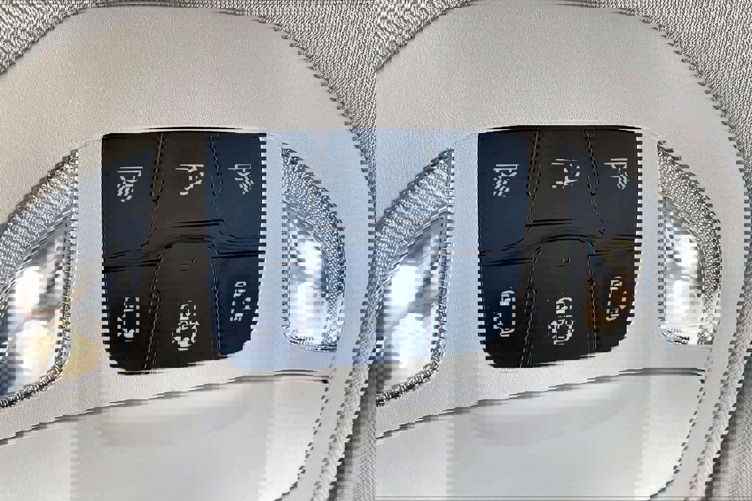 Used 2024 Chrysler Voyager LX image 33