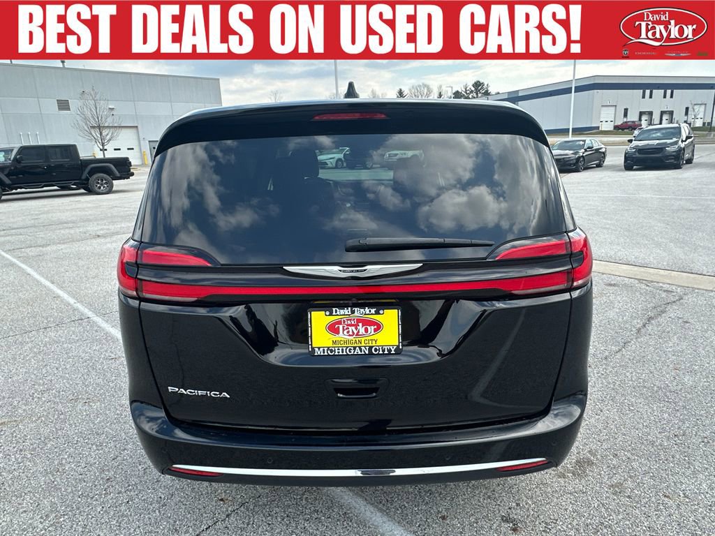 Used 2024 Chrysler Pacifica Touring-L FWD image 4
