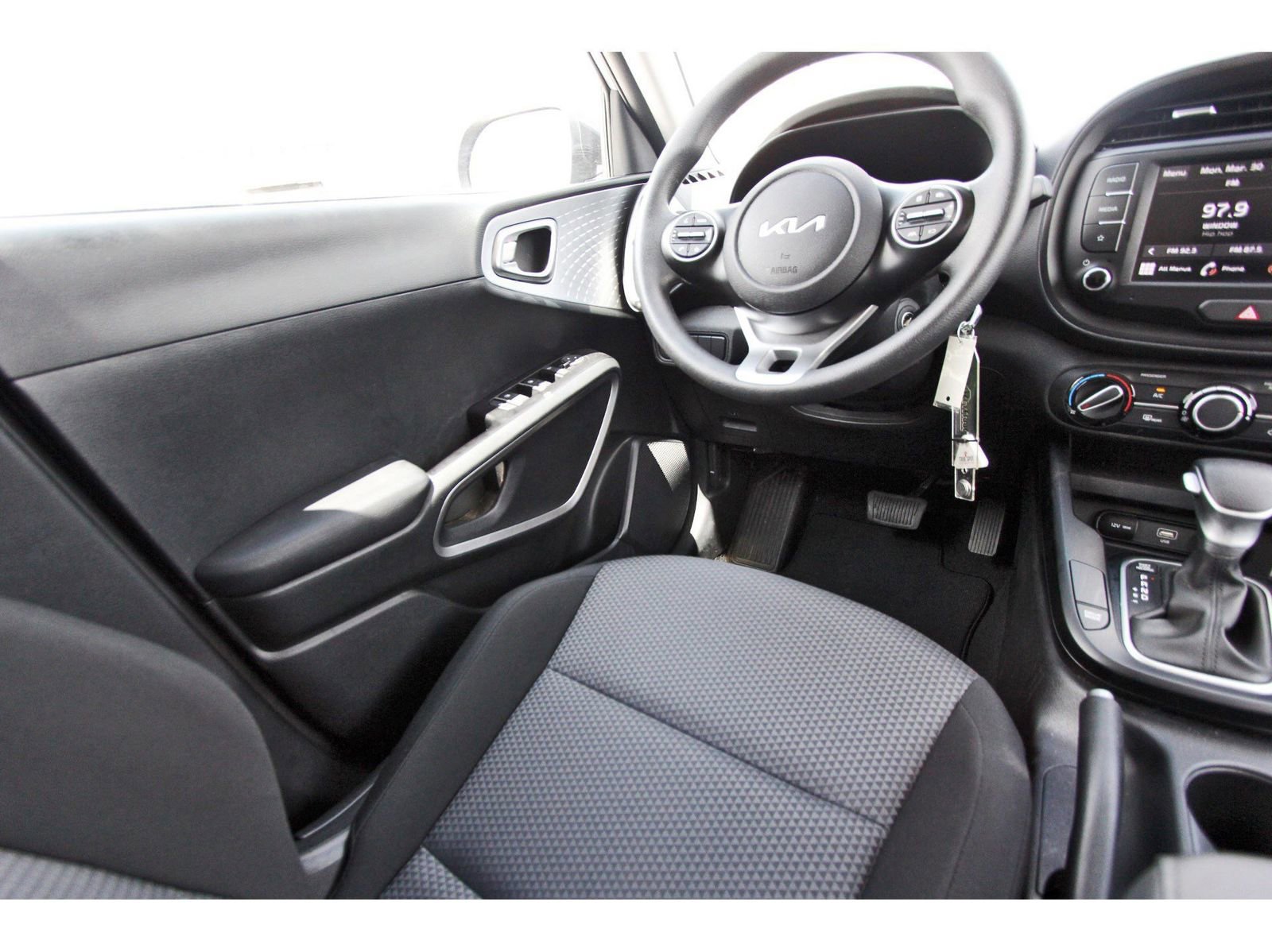 Used 2025 Kia Soul LX image 11